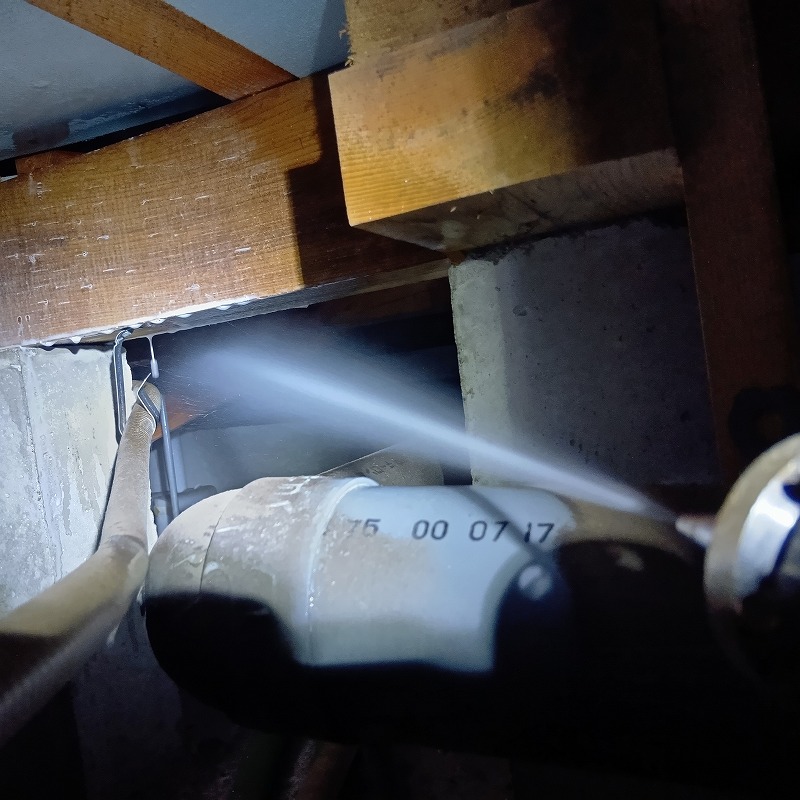 床下の木材にシロアリ駆除剤を散布