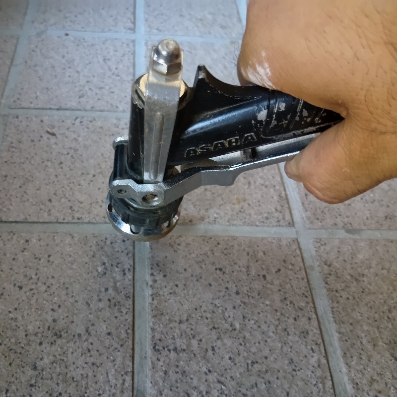 タイルに穴を開けてシロアリ駆除剤を注入