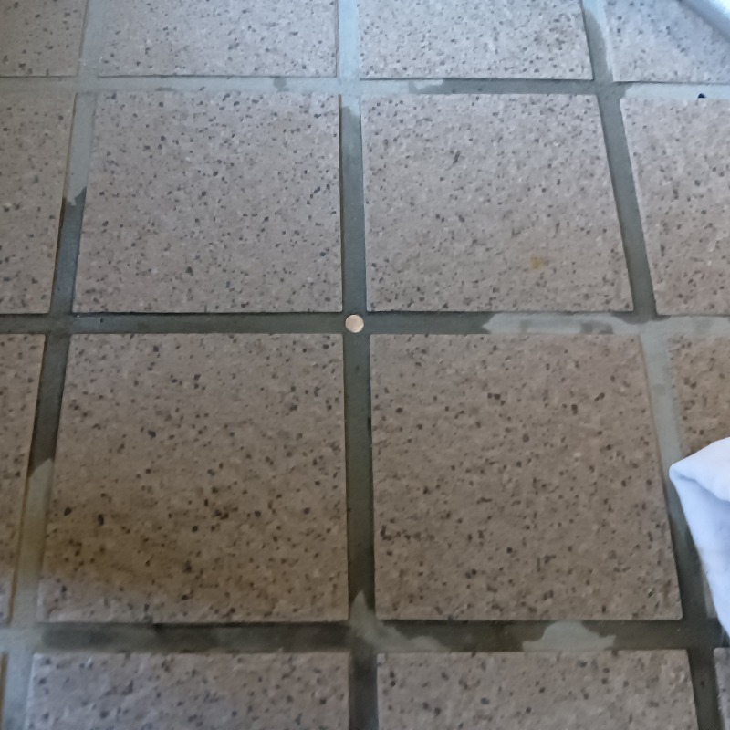 タイルの穴を埋めた様子