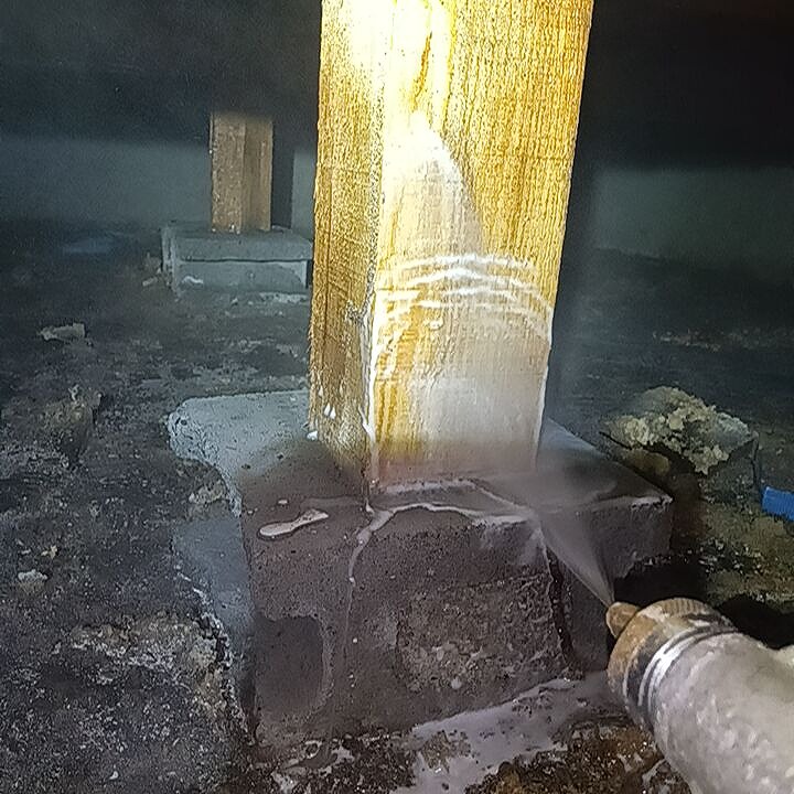 束石まわりにシロアリ駆除剤を散布