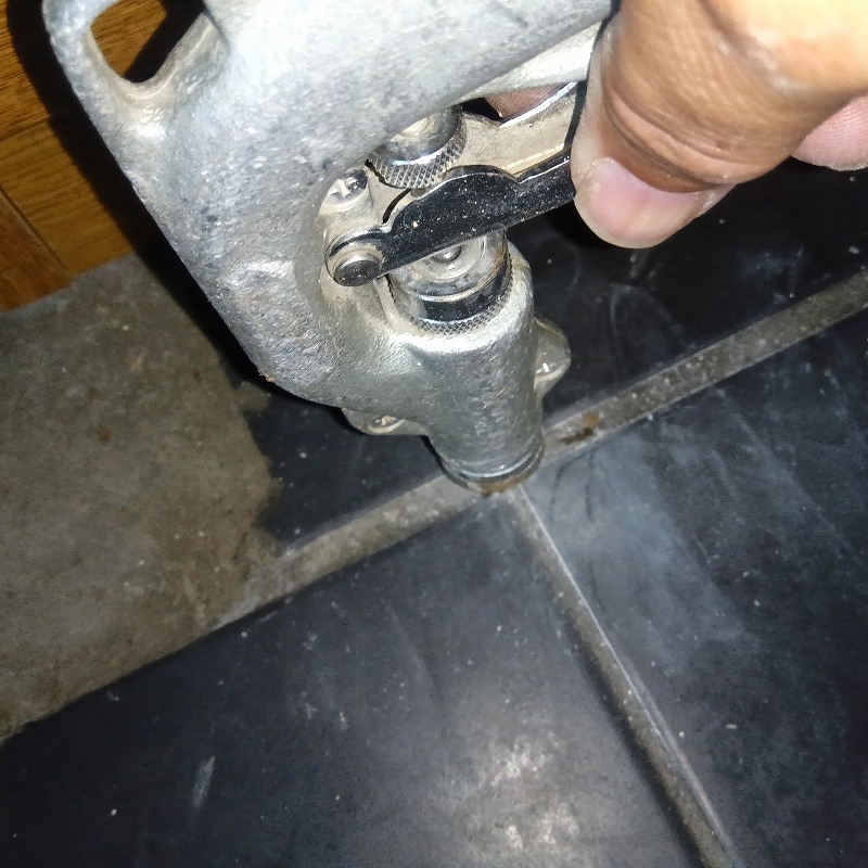 玄関床に穴を開けてシロアリ駆除剤を注入