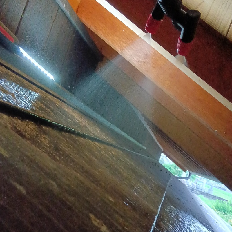 屋根に除菌・殺虫剤を散布