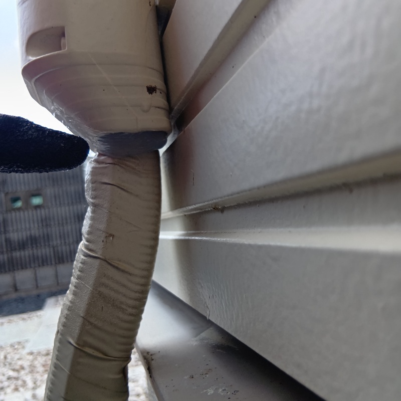 エアコンホースのすき間をふさいだ様子