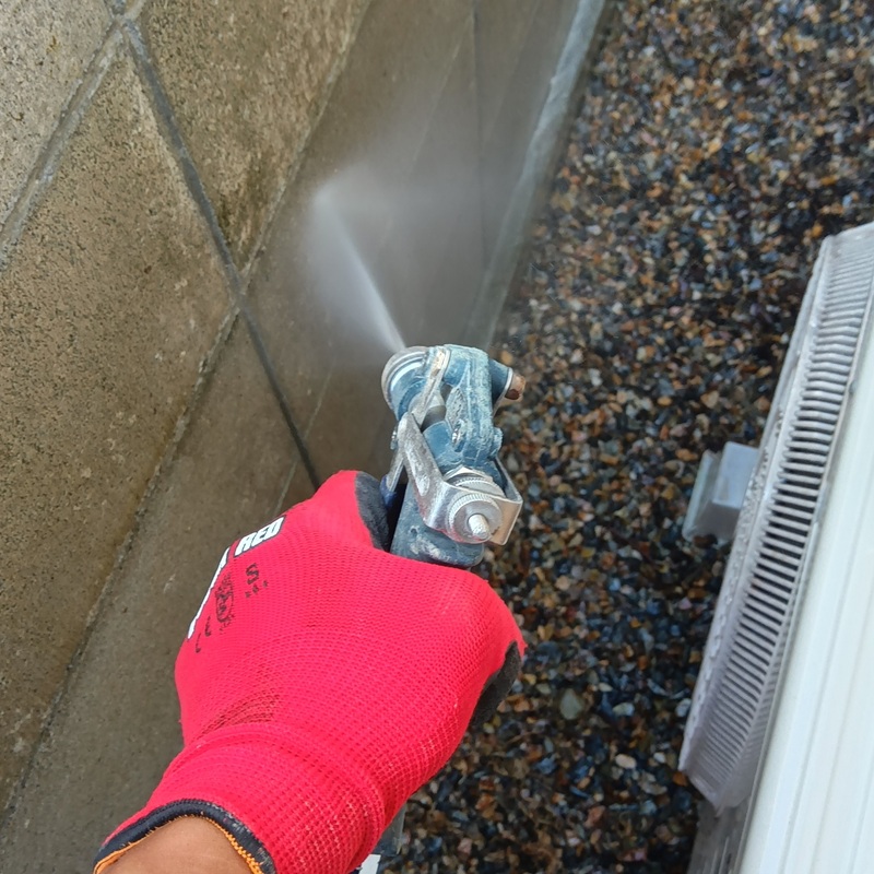 建物周辺にも除菌・殺虫剤を散布