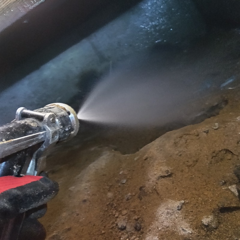 床下の土壌にシロアリ駆除剤を散布