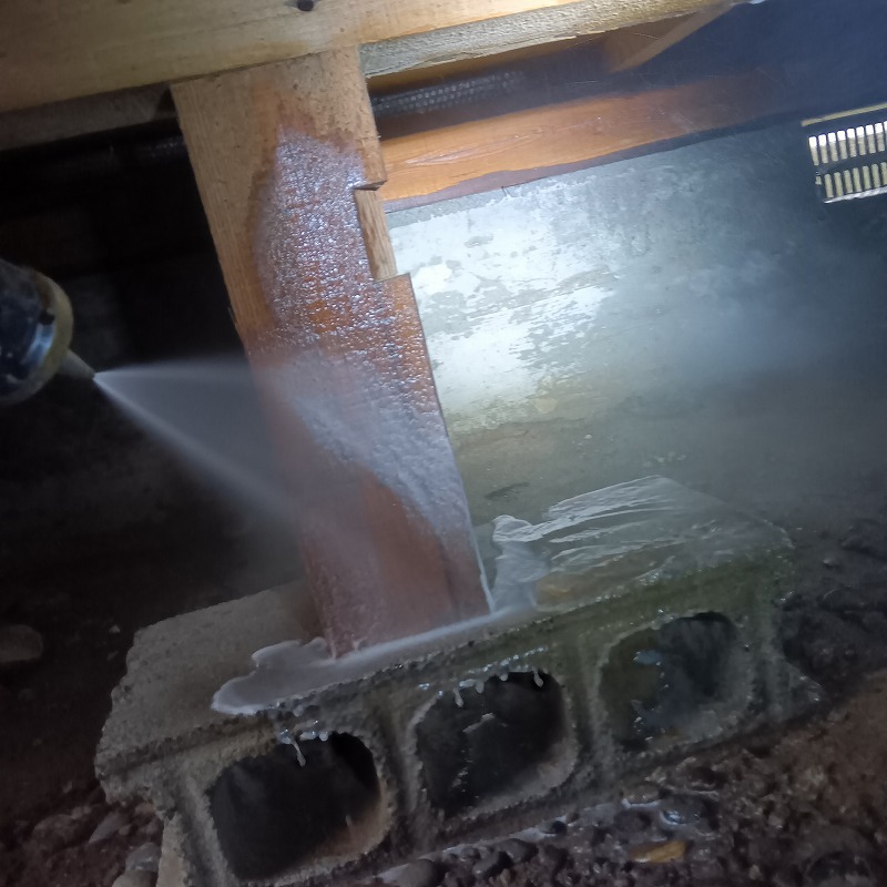 建材を支えるコンクリートまわりにもシロアリ駆除剤を散布