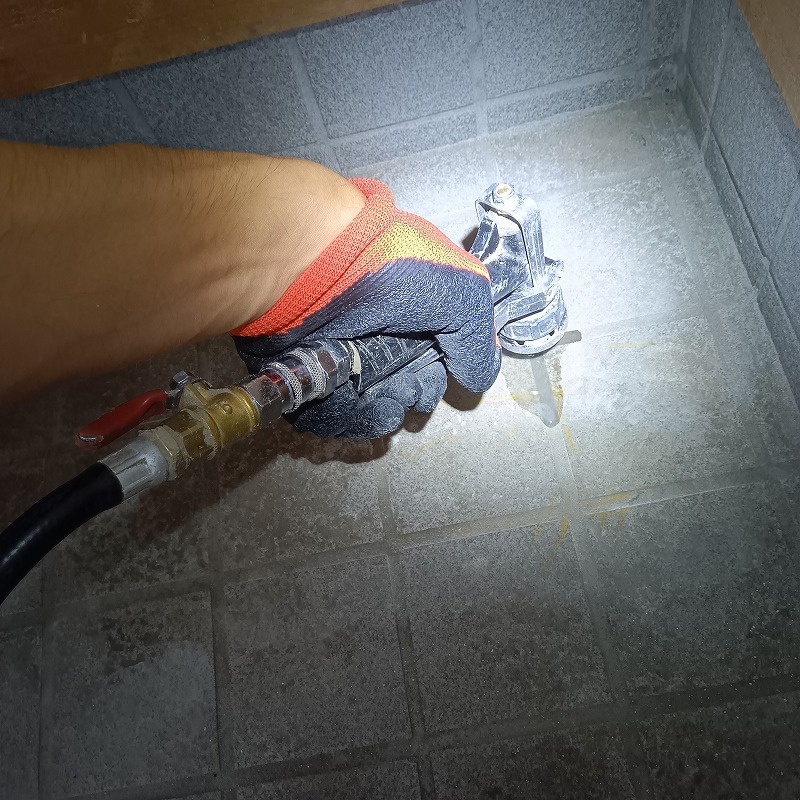 タイルに穴を開けてシロアリ駆除剤を注入