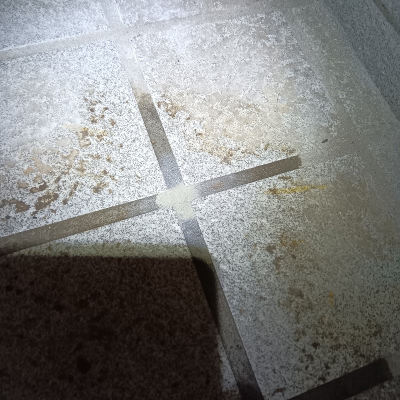 穴を開けた箇所をモルタルで修復した様子