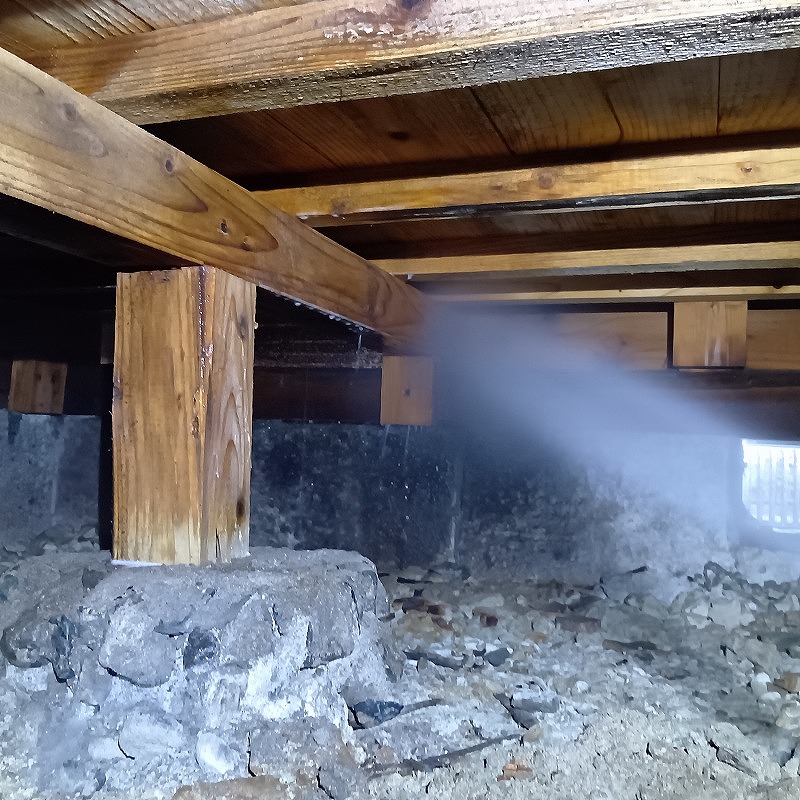 床下の木材にシロアリ駆除剤を散布