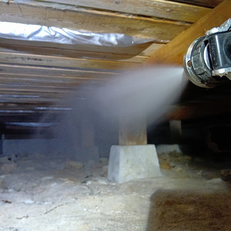 床下の土壌や束石まわりにシロアリ駆除剤を散布