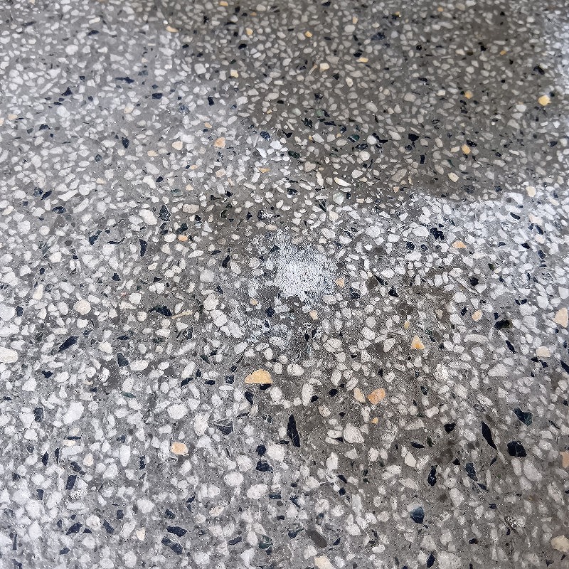 穴を開けた箇所をモルタルで埋めて修復した様子