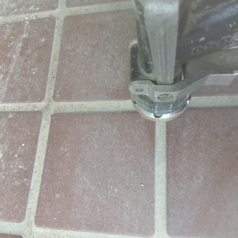 床に穴を開けてシロアリ駆除剤を注入