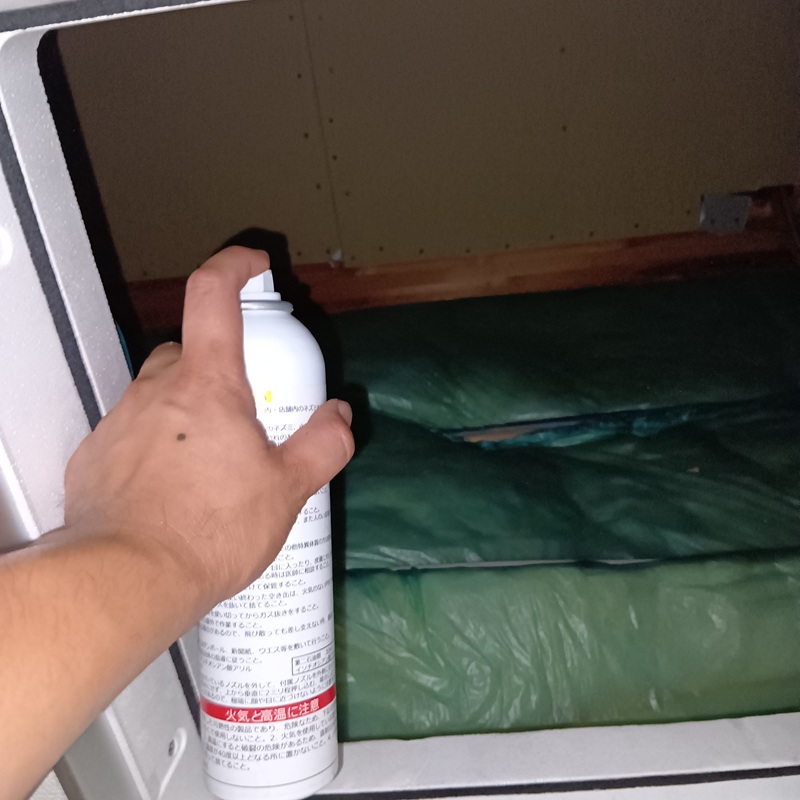 忌避剤を散布する様子