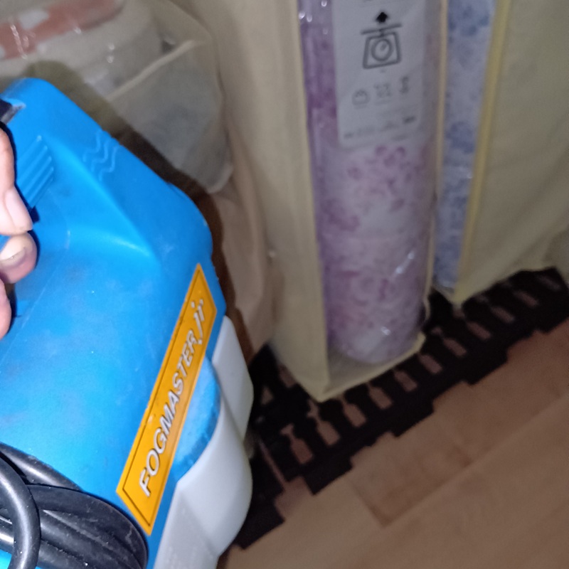 除菌・消臭剤を散布する様子