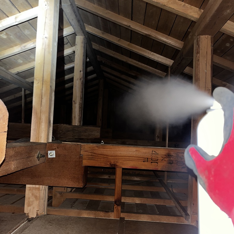 忌避剤散布の様子