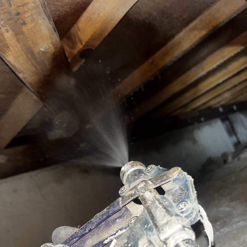 床下の木材にシロアリ駆除剤を散布