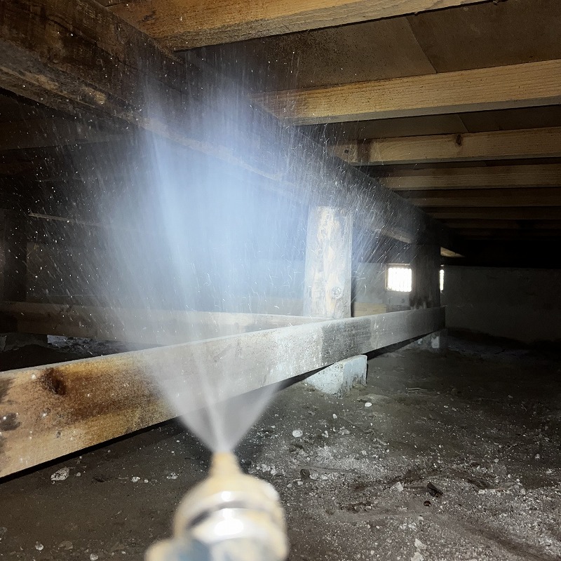 床下全体にシロアリ駆除剤を散布