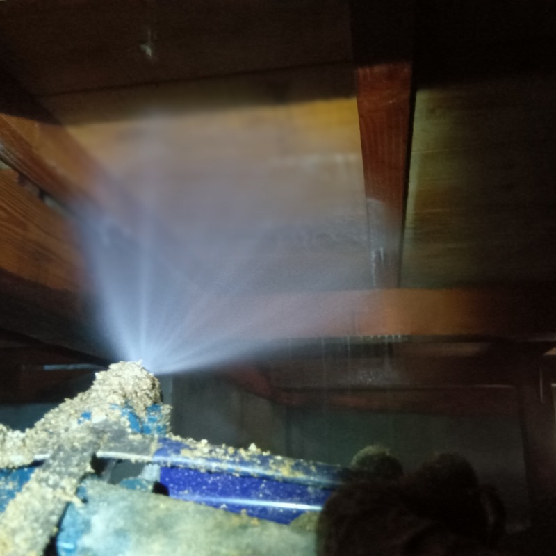 床下木部全体にシロアリ駆除剤を散布