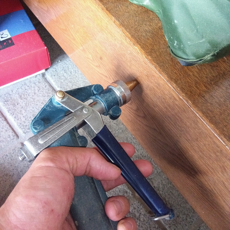 被害のあった玄関框にシロアリ駆除剤を注入