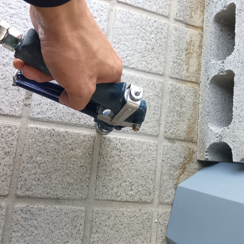 玄関床にシロアリ駆除剤を注入