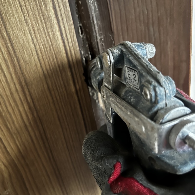 食害を受けた木部にシロアリ駆除剤を注入