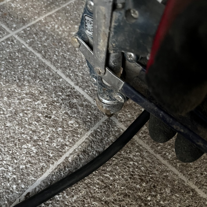 玄関床にシロアリ駆除剤を注入