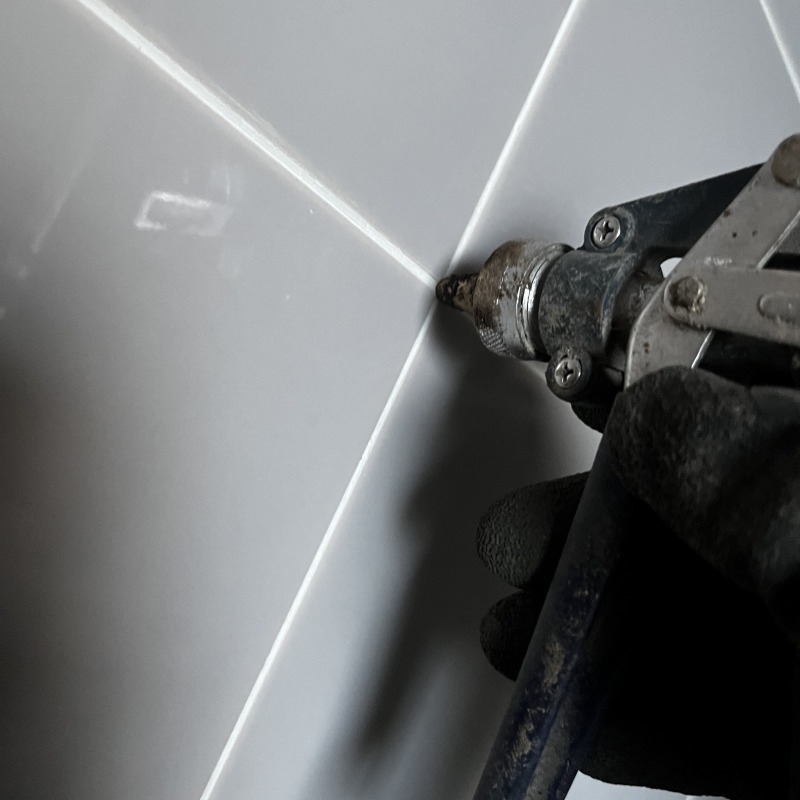 浴室の壁にシロアリ駆除剤を注入