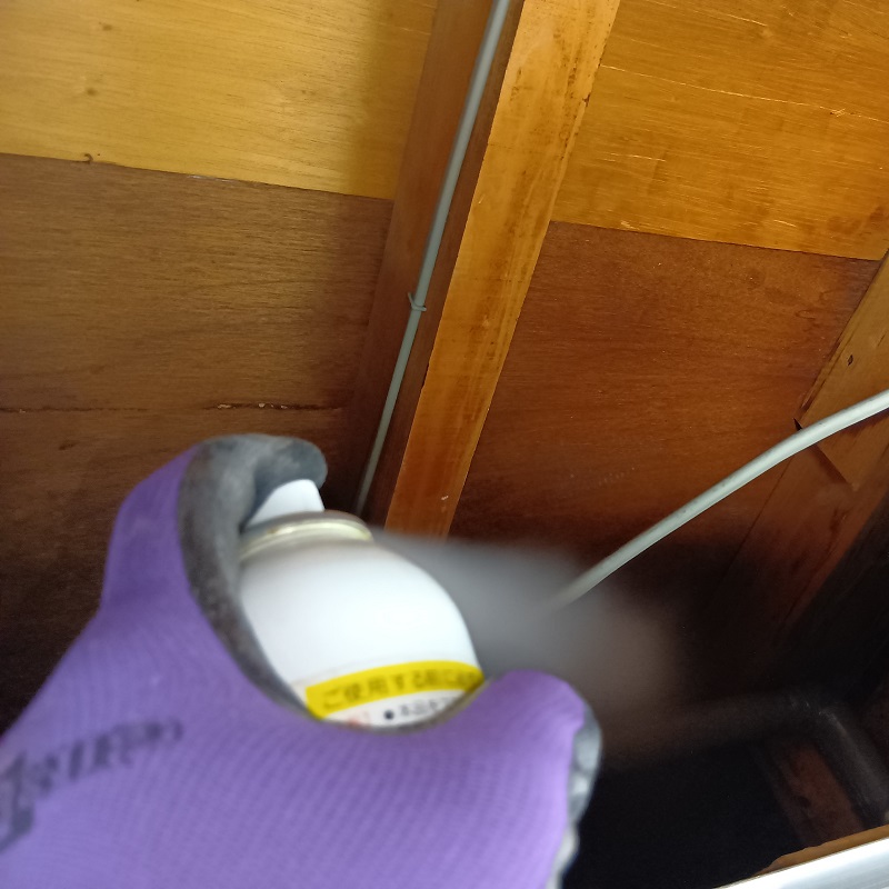 天井裏に忌避剤を散布する様子