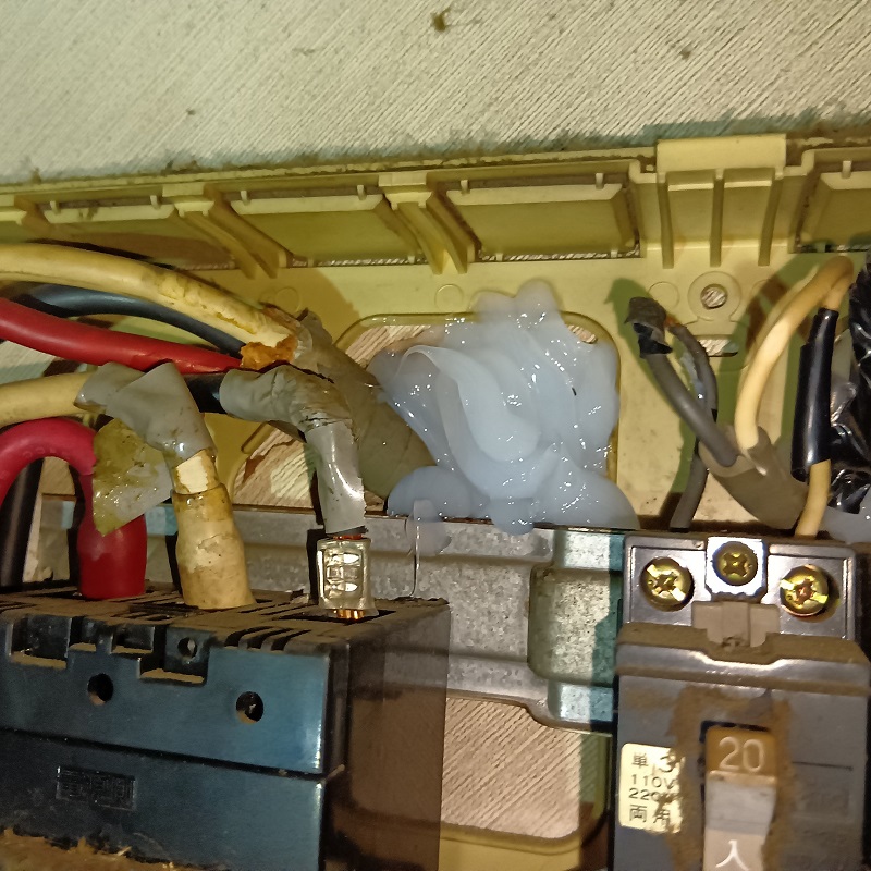 配電盤のすき間をパテで埋めた様子