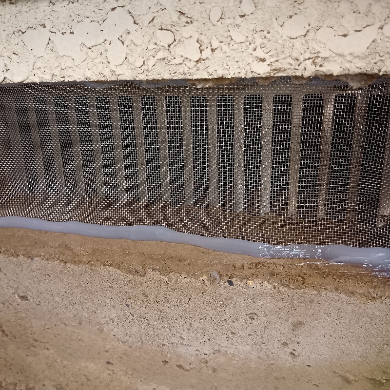 床下の換気口に防鼠ネットを設置