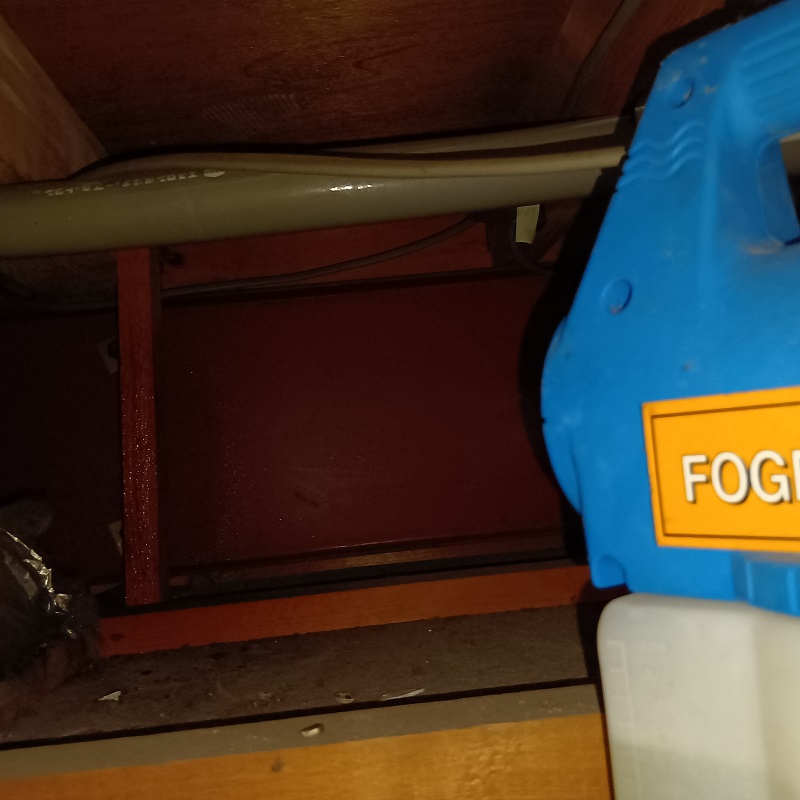 屋根裏の除菌・消毒をおこなう様子