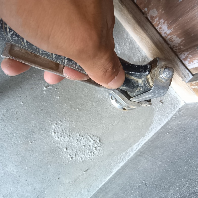 玄関床の穿孔処理