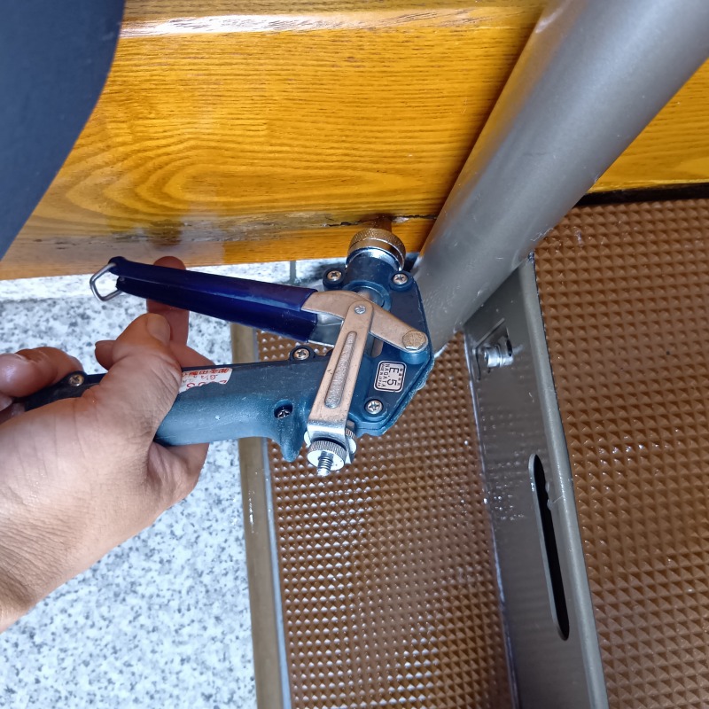 食害を受けた室内木部に防蟻剤を注入する様子