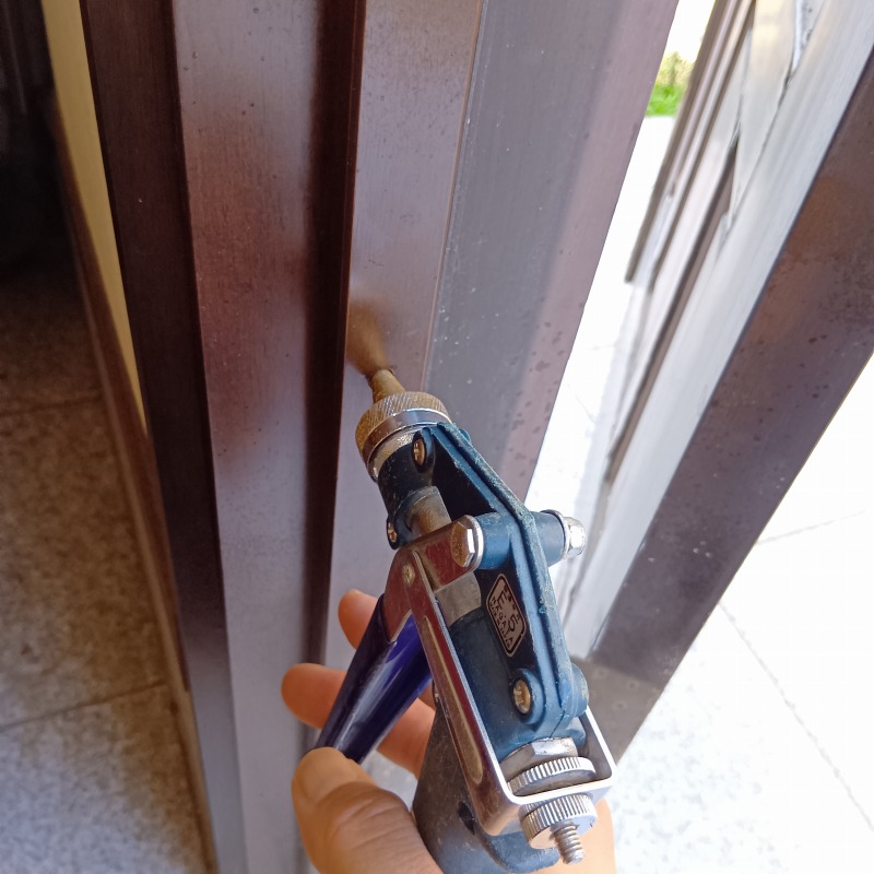 玄関木部に防蟻剤を注入する様子