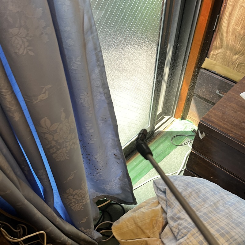 ネズミの侵入経路に忌避剤を散布している様子