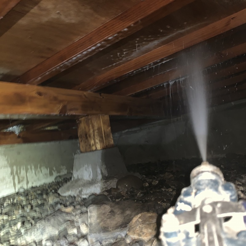 床下木部にシロアリ駆除剤を散布