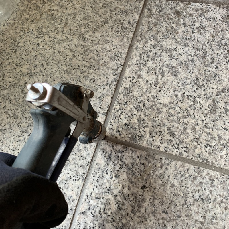 玄関床にシロアリ駆除剤を注入