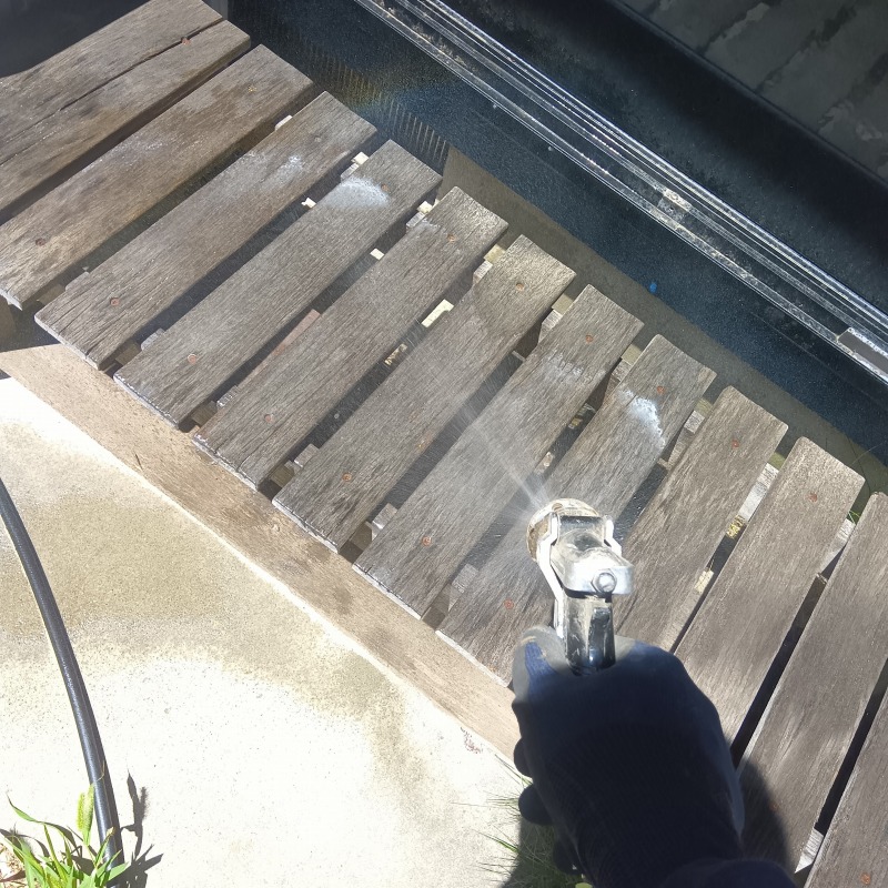 ベンチの木材に防蟻剤を散布