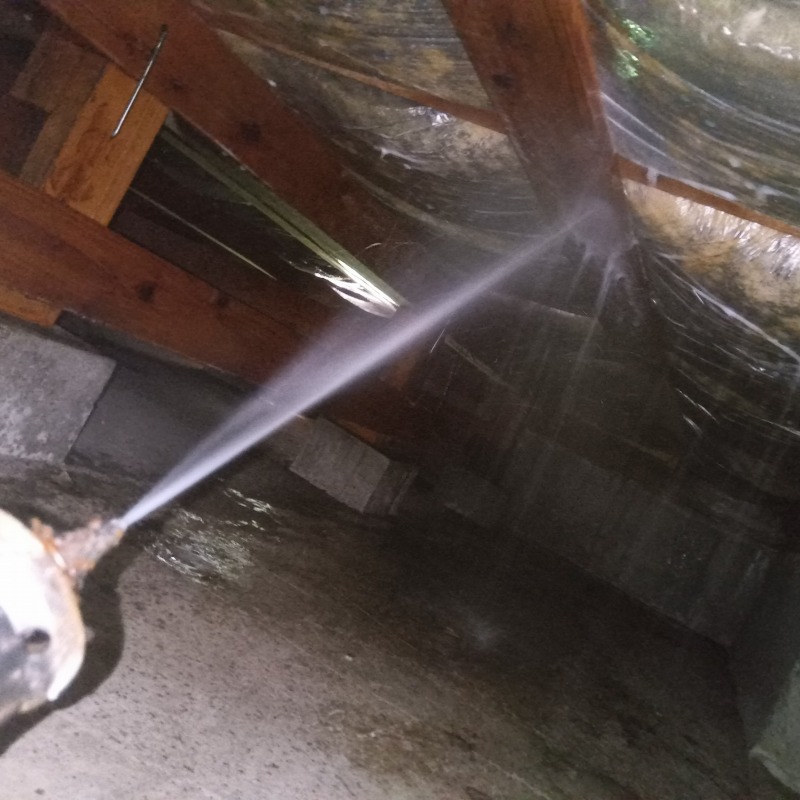 床下の木部に防蟻剤を吹き付け