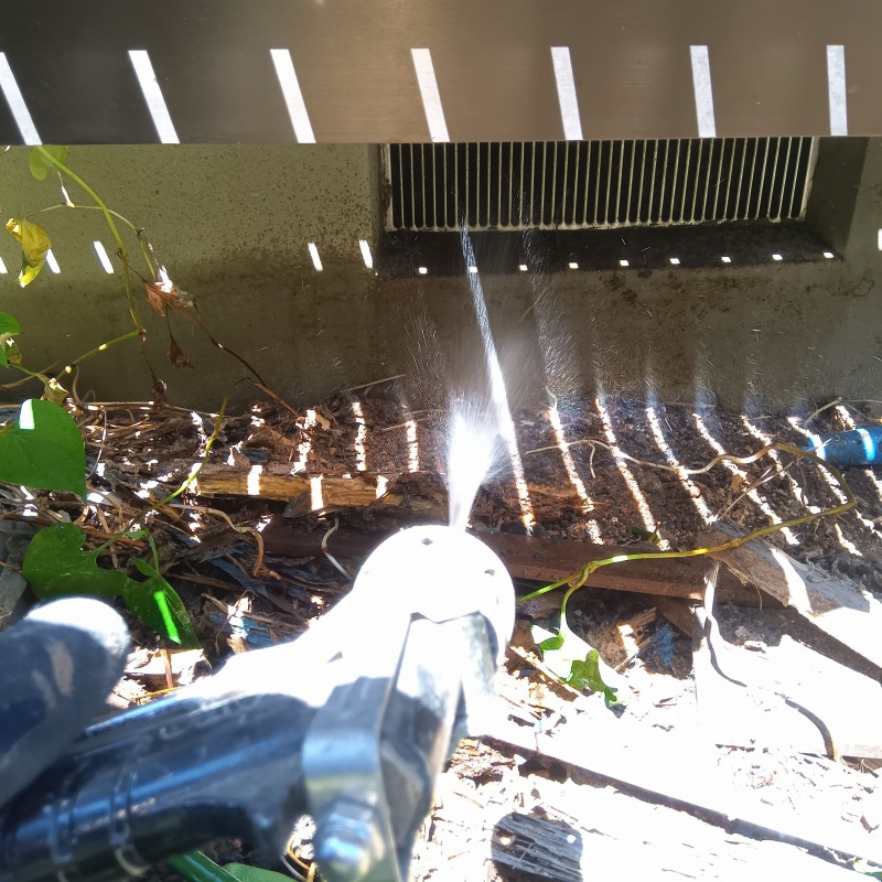 ベンチ下の地面に防蟻剤を散布