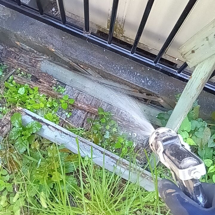 建物周辺の土壌に防蟻剤を散布