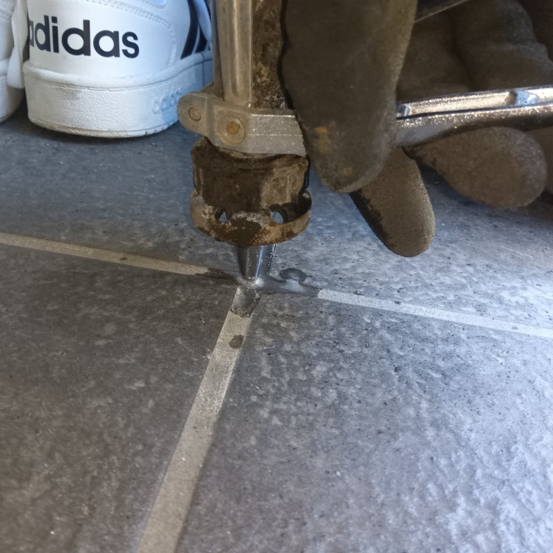 玄関床に防蟻剤を注入