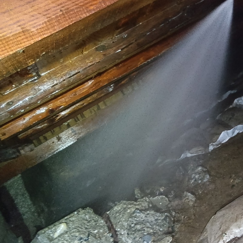 床下の地面にシロアリ駆除剤を散布