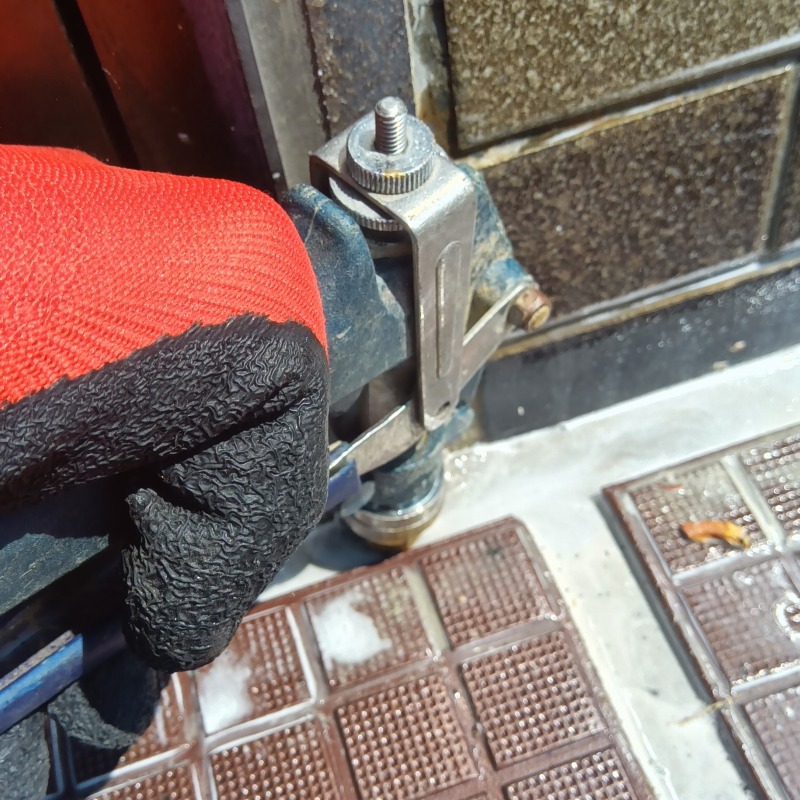 玄関の床にシロアリ駆除剤を散布