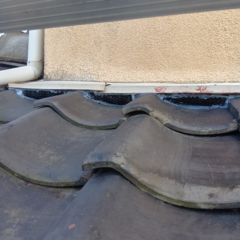 瓦屋根のすき間も封鎖