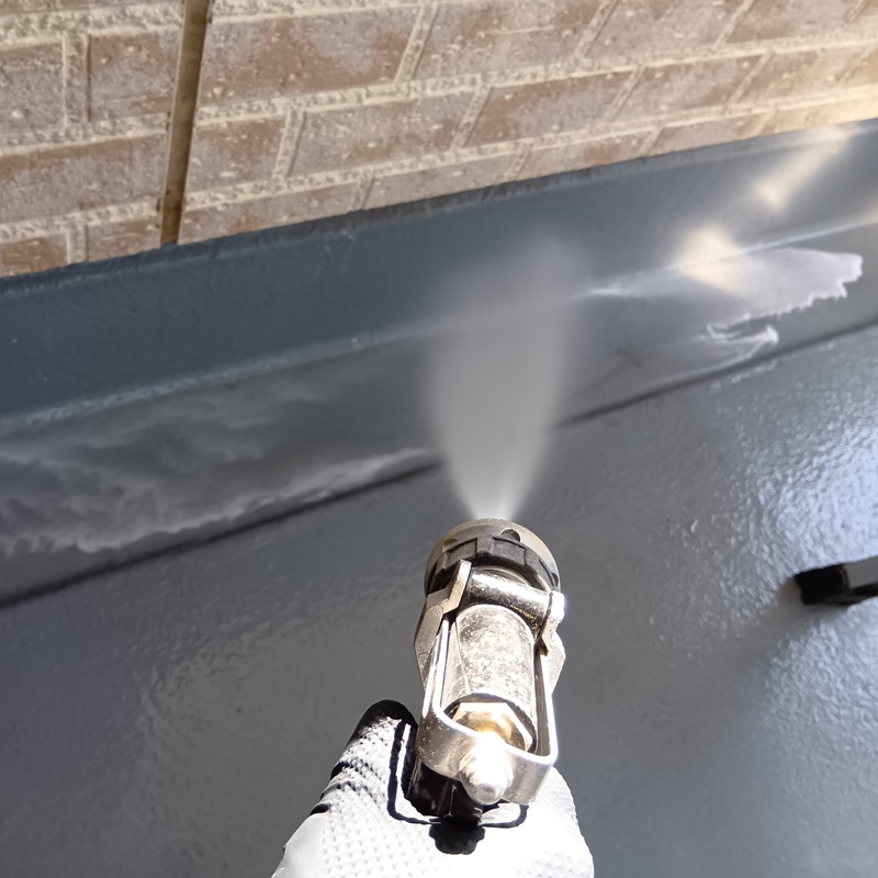 除菌・殺虫剤散布の様子