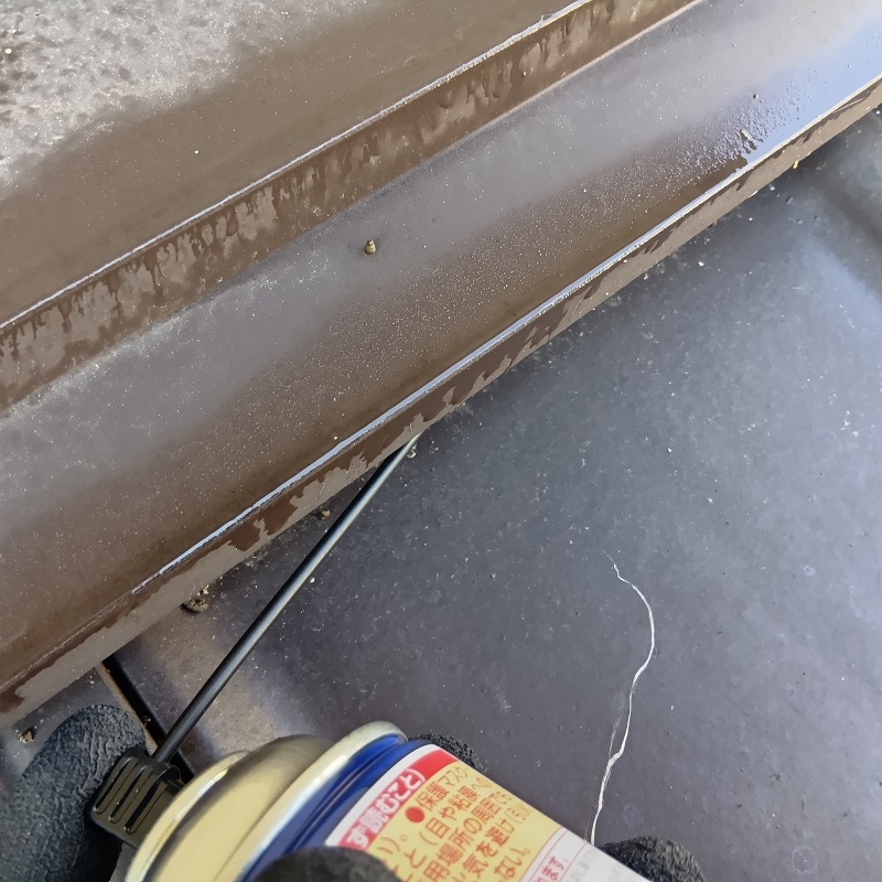 コウモリの住処に忌避剤を散布