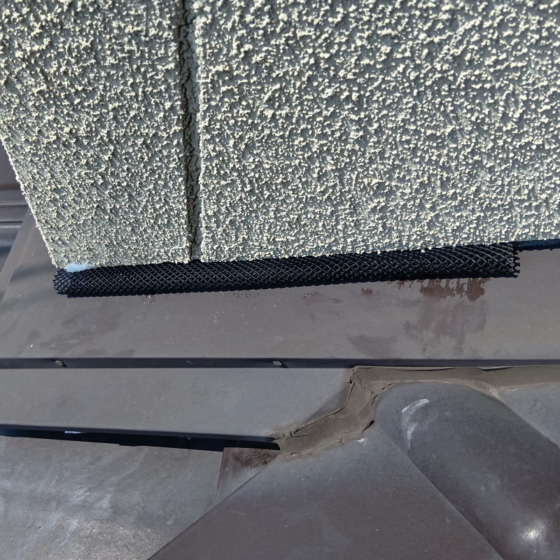 屋根と外壁のすき間を封鎖