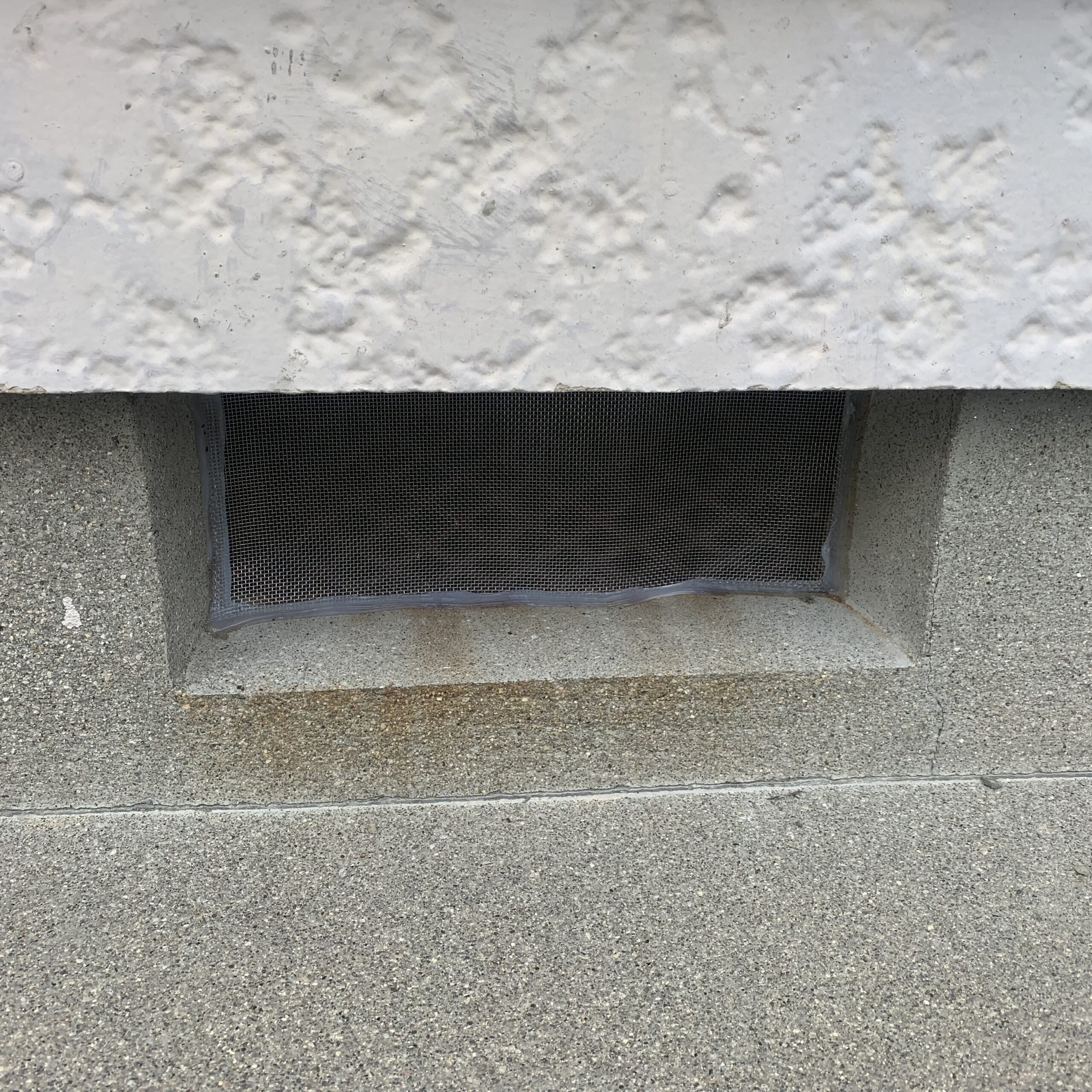 床下通気口に金網を設置