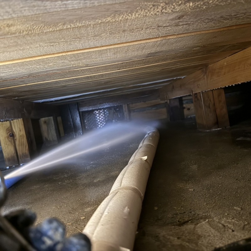 床下の土壌にシロアリ駆除剤を散布